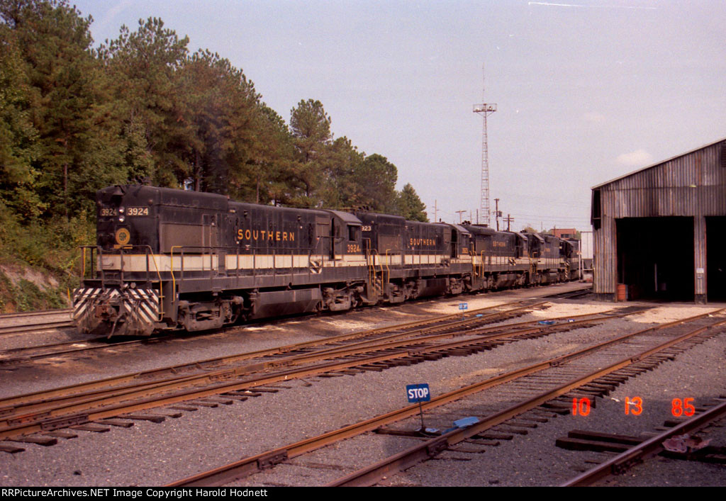 SOU 3924, 3923, and others in Glenwood Yard